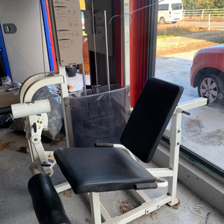 レッグエクステンション　トレーニング機器