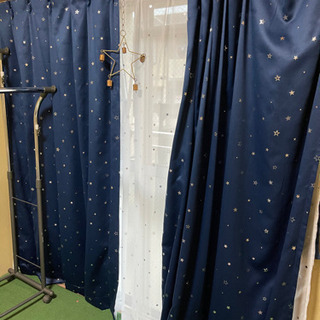 洋服　ラック　カーテン　布団　無料！の画像