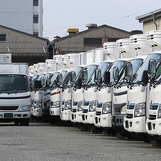【安定した業務量があるから安心♪】4tドライバー！週休2日・日払...
