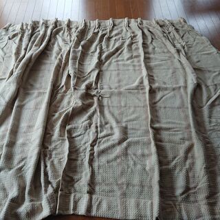 【0円：　差し上げます】　比較的厚い布地の遮光カーテン