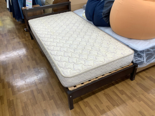 シングルベッド　ダークブラウンフレーム