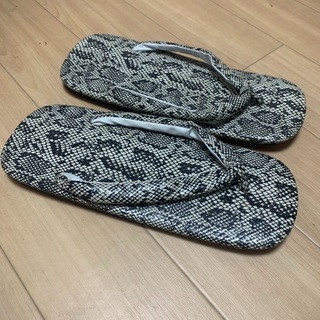 蛇柄の雪駄