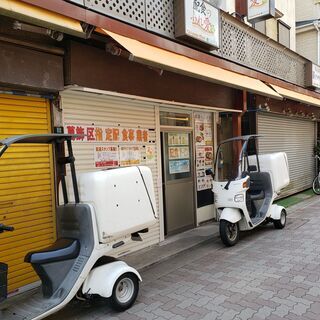 ご高齢者様のお宅へお弁当の配達スタッフ