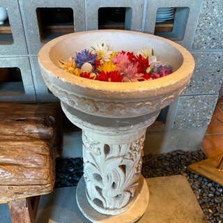 石のオブジェと造花の花のセット 中古