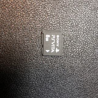 PSVITA 本体(白)と純正本革ポーチ、メモリーカード8GBの画像