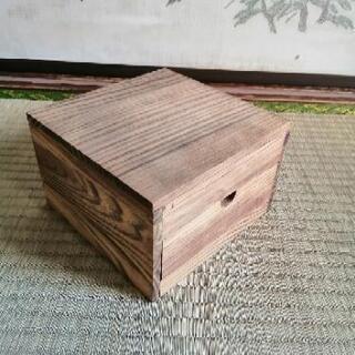 小さな木箱のメイクボックスの画像