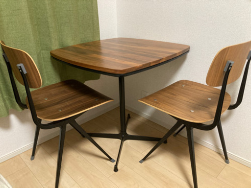 【取引中】北欧産のダイニングテーブルとチェア２脚です
