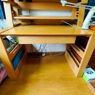勉強用の木の机あげます。