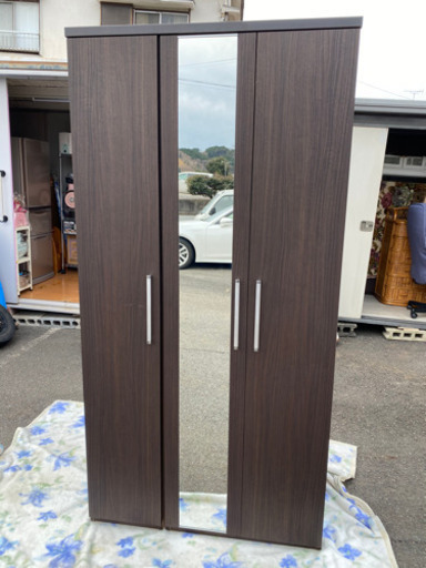 洋服ダンス真ん中に姿鏡付き！