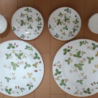 ウェッジウッド ワイルドストロベリー カップ & ソーサ & 大皿 各2セットの画像