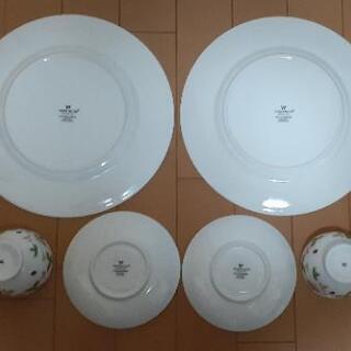 ウェッジウッド ワイルドストロベリー カップ & ソーサ & 大皿 各2セットの画像
