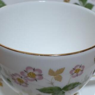 ウェッジウッド ワイルドストロベリー カップ & ソーサ & 大皿 各2セットの画像