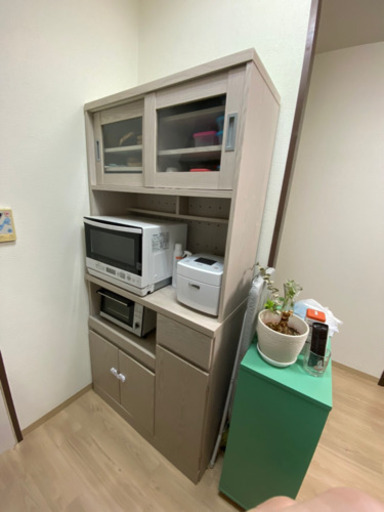 『食器棚　ベージュ　コンセント付　　　美品』