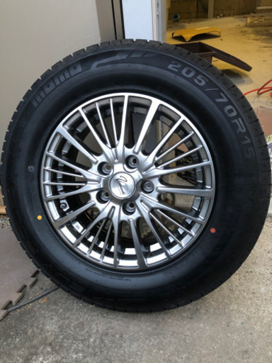 まもなく掲載終了　値下げ　新品未使用4本セット　スタッドレス　205/70/15