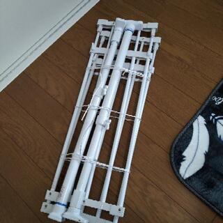 突っ張り棒とポールスライド棚のセットの画像