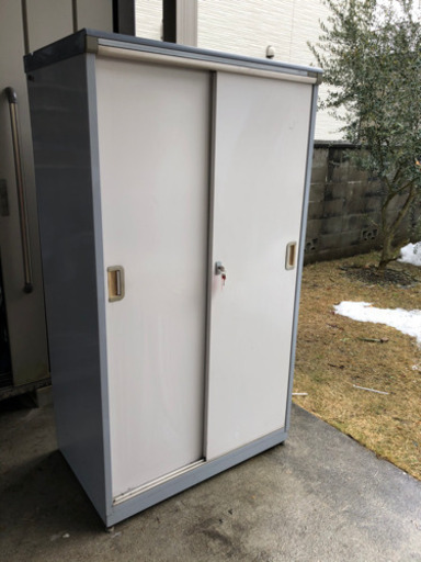 商談中【中古】イナバ物置　鍵付き