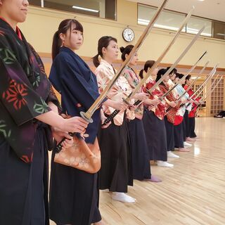 剣舞右近流雲組稽古  袴着付け、刀の所作、抜刀納刀、右近流の型をゆっくり丁寧に稽古していきます。女性限定なので安心です。刀にちょっとでも興味があれば楽しくお稽古できます。運動不足解消にも！基礎体力作りに刀エクササイズもおすすめです！の画像
