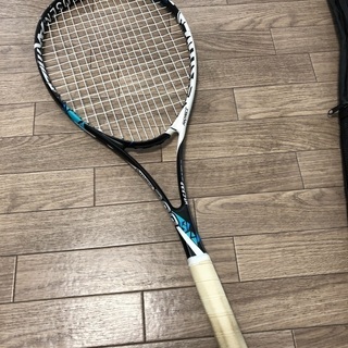 軟式テニス-シューズ、ラケットの画像