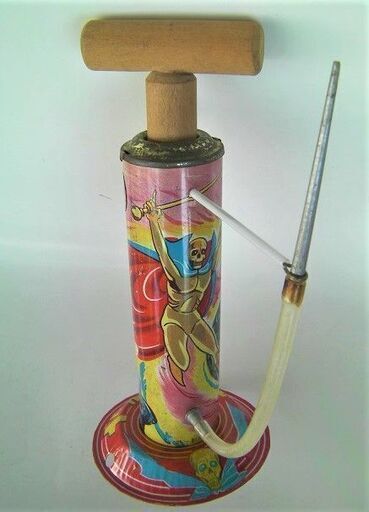 1967年★昭和レトロ懐かしい「黄金バット」ブリキ製のポンプ式水鉄砲・水遊びポンプ・水鉄砲・水ピストル◆現品限り、お見逃しなく！