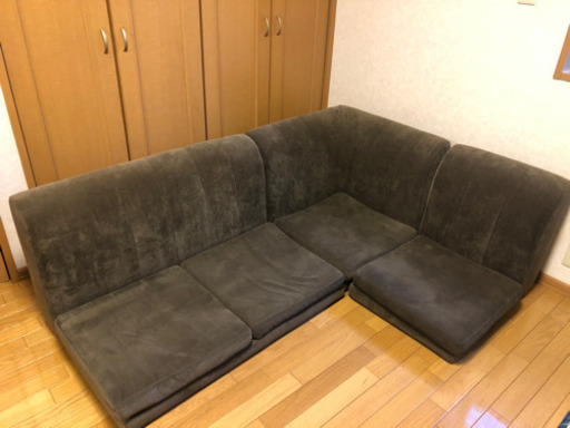 ダークブラウンのローソファ