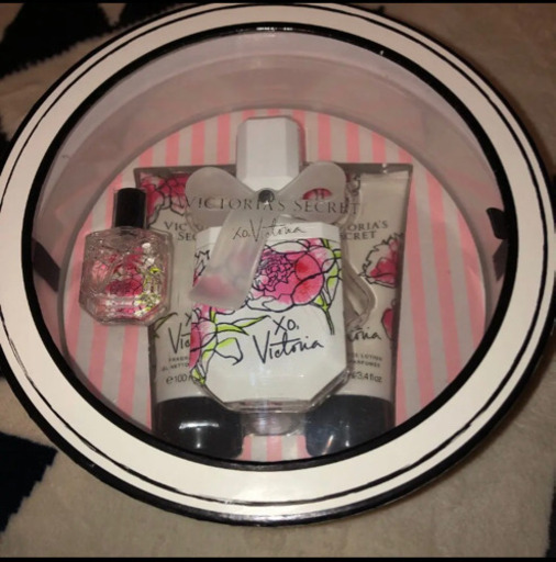 箱入りヴィクトリアシークレット香水セット 4点 ストア Victoria's