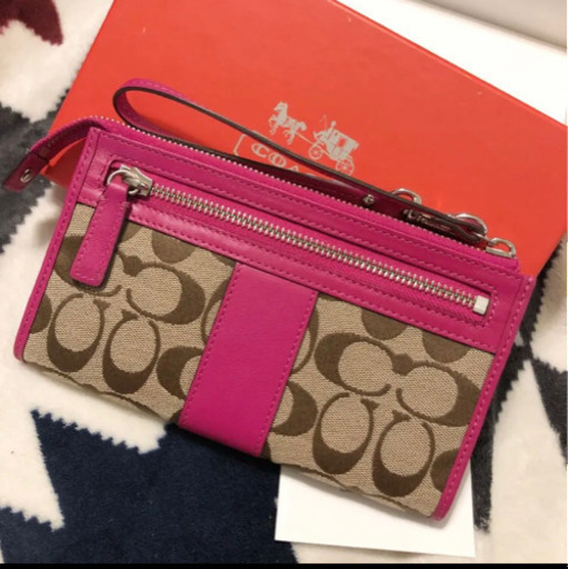 新品COACH ボックスシグネチャージッピーウォレット