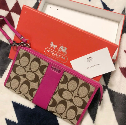 新品COACH ボックスシグネチャージッピーウォレット