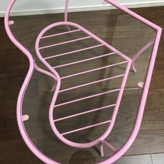 ピンクのハート型テーブルの画像
