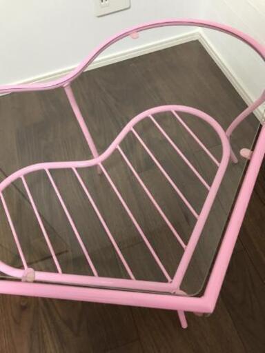ピンクのハート型テーブル