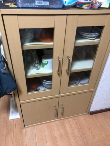 取引中 食器棚