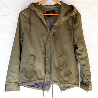 マウンテンパーカーとリュックのセットの画像