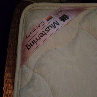 パフォーマックス①クイーンサイズベッドフレーム ②クイーンサイズドイツ製マットレス:Musterring Germany MR318P カバーつけて使用しており、使用に支障のある汚れ、ヘタレ等は無いと思います。 の画像