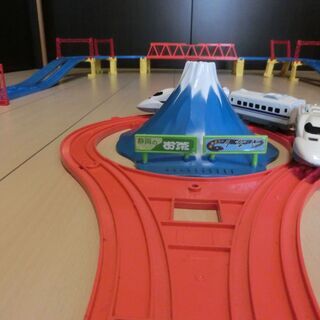 商談中⑮大量レイアウトセット　複線、大鉄橋、駅X2、車両4編成付　プラレールの画像