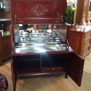【愛品倶楽部柏店】唐木家具/李朝家具調/花梨無垢材　ミラー付ワインキャビネット　彫刻　カギ付の画像