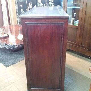 【愛品倶楽部柏店】唐木家具/李朝家具調/花梨無垢材　ミラー付ワインキャビネット　彫刻　カギ付の画像