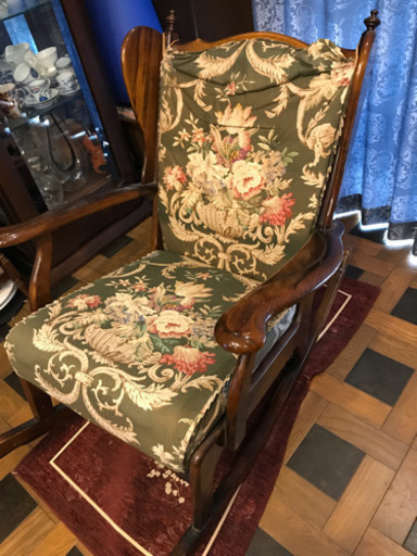 カリモクコロニアルシリーズのロッキングチェアです。