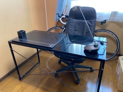 テレワーク用の机と椅子と照明セット