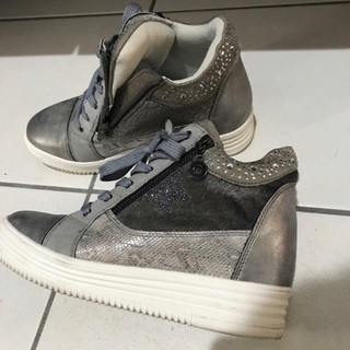 ビジュー付きスニーカー ブーツ　ハイカット靴の画像