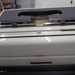 タイピングライター 英文 古道具 シルバーリード ビンテージ ホワイト 苫小牧西店の画像