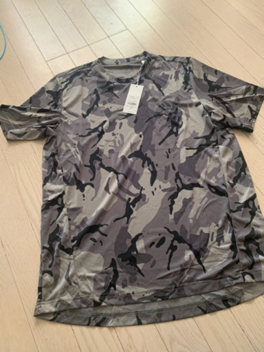 adidasメンズTシャツ