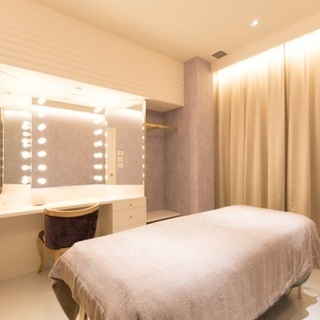 【箕面駅近】週1〜2日　アイリスト急募の画像