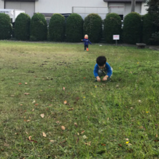 子どもたちの生活全般のお世話をしながら、心身の発達を促し、社会性を養うこと。 そして、食事や睡眠、排せつ、清潔さ、衣類の着脱などの基本的な生活習慣を身につけさせることです。の画像