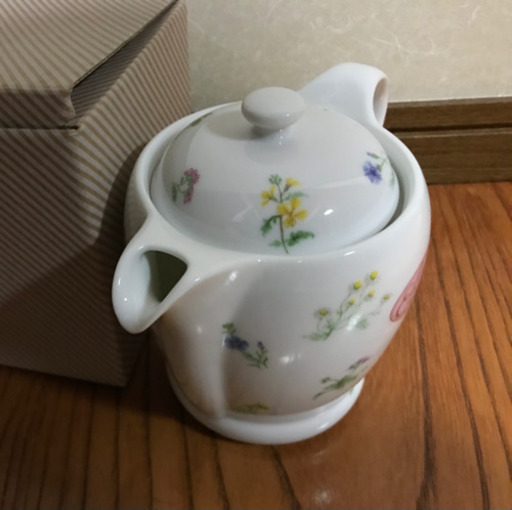 花模様のティーポット