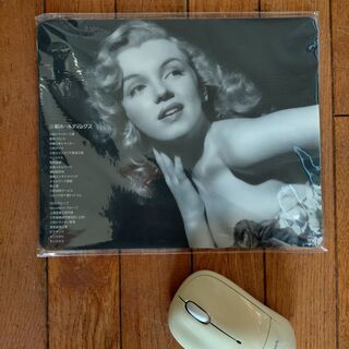 値下げしました！！レトロ、レアーです　マリリンモンローの未使用マウスパッド2枚、2021年カレンダーです！！　マウスおまけ付きの画像