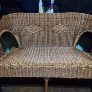 ラタンソファー貰ってください。