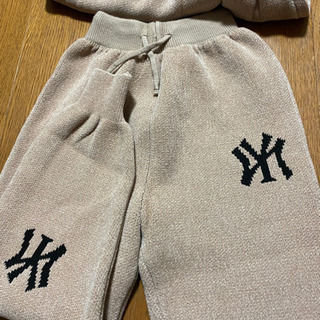 NYビックロゴ　トラックスーツ上下セット　ベージュ　サイズ140の画像