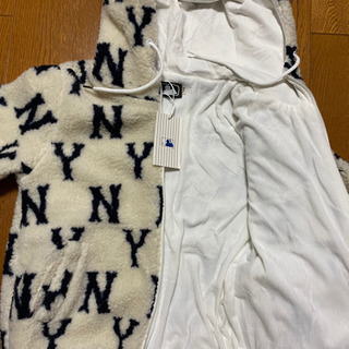 【MLB】NYロゴ　モコモコフーディ　サイズ150の画像