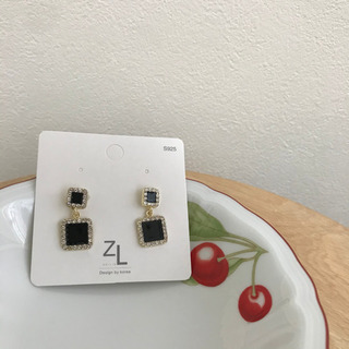 新品 ブラック スクエア キラキラ ピアスの画像