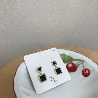 新品 ブラック スクエア キラキラ ピアスの画像