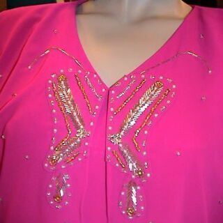 ワンピースドレス胸前刺繍入りの画像